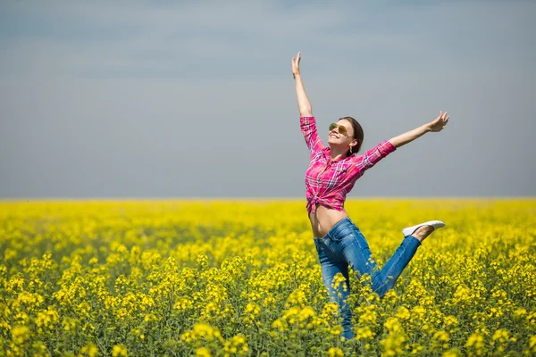 Mladá krásná žena v poli kvetoucí v létě. venkovní — Stock fotografie