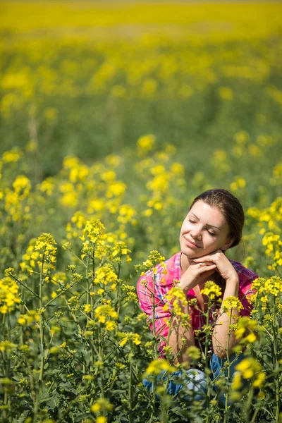 Mladá krásná žena v poli kvetoucí v létě. venkovní — Stock fotografie