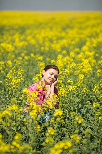 Молодая красивая женщина в цветущем поле летом. На открытом воздухе — стоковое фото