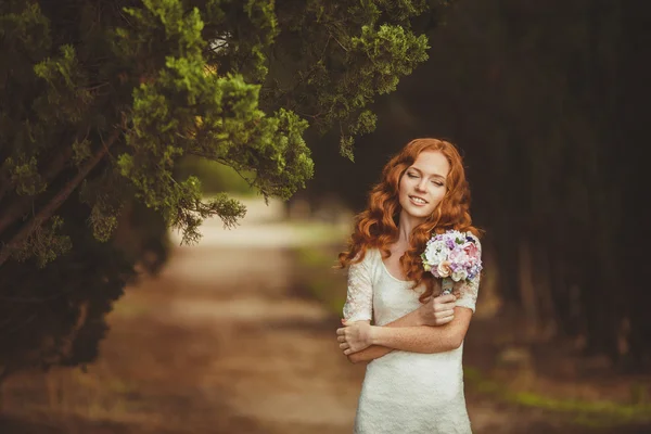 Retrato de jovem mulher ruiva bonita de pé no parque de verão verde — Fotografia de Stock