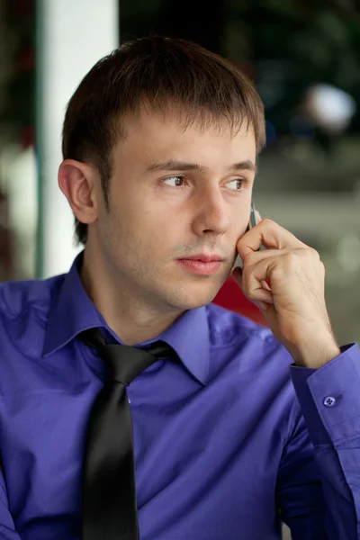 A young man in the office for a cup of tea — Stock Photo, Image