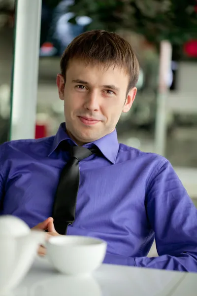 A young man in the office for a cup of tea — Stock Photo, Image