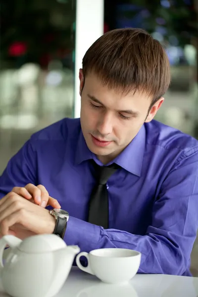 A young man in the office for a cup of tea — Stock Photo, Image