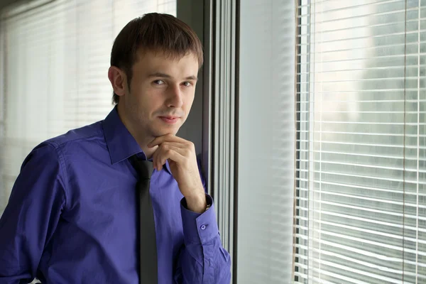 A young man in the office for a cup of tea — Stock Photo, Image