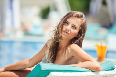 Güzel kadın yüzme havuzunda tropikal resort yakınındaki dinlenme