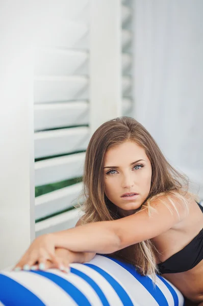 Beautiful woman resting near swimming pool on tropical resort — Stock Photo, Image