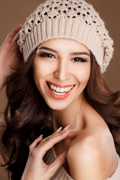 Удивлённая счастливая девушка в зимней кепке — стоковое фото