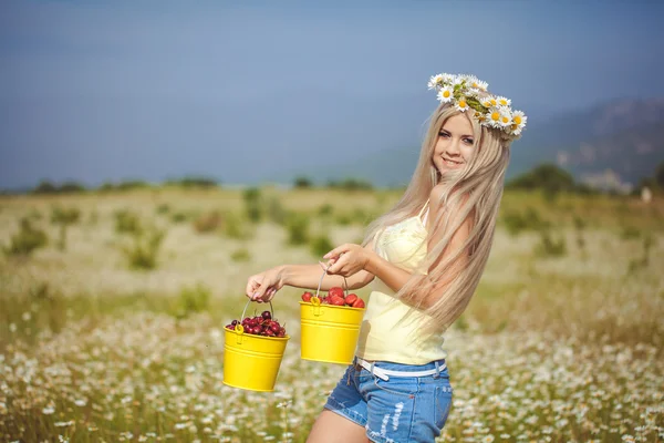 Atractiva rubia en el campo de manzanilla. Mujer joven en guirnalda —  Fotos de Stock