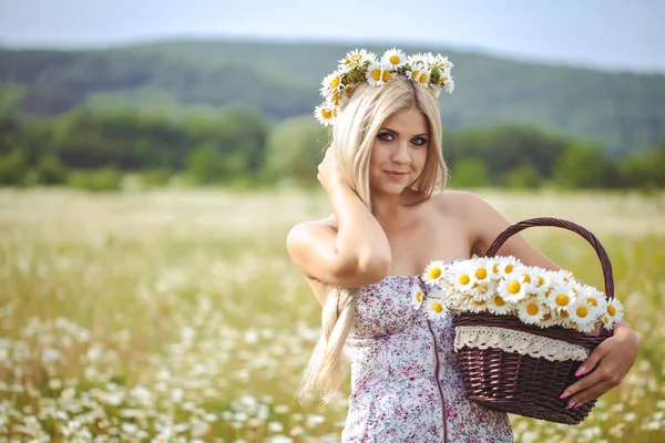 Привлекательная блондинка в ромашнем поле. Молодая женщина в венке — стоковое фото