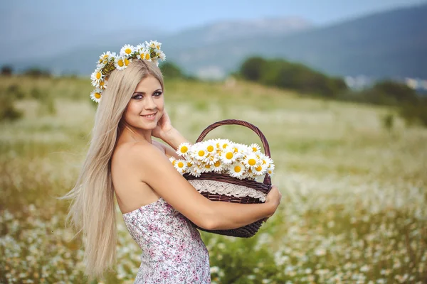 Atractiva rubia en el campo de manzanilla. Mujer joven en guirnalda —  Fotos de Stock