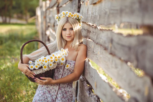 Ελκυστική ξανθιά στον τομέα χαμομήλι. νεαρή γυναίκα στο στεφάνι — Φωτογραφία Αρχείου