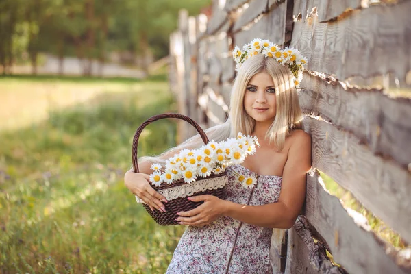 カモミール フィールドで魅力的なブロンド花輪の若い女性 — ストック写真