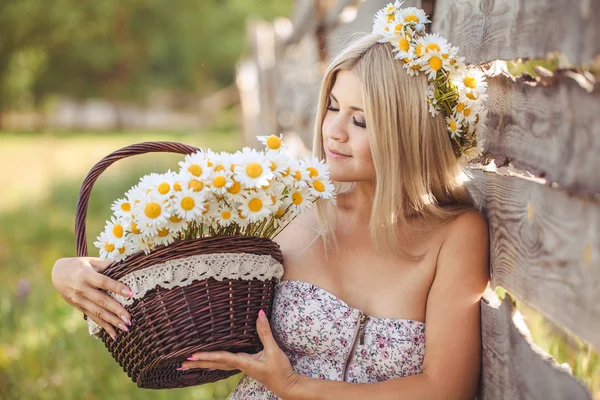 Attraktiva blonde i kamomill fält. ung kvinna i krans — Stockfoto