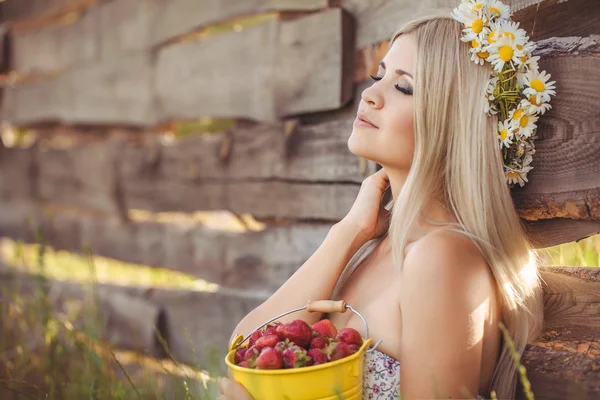 Atractiva rubia en el campo de manzanilla. Mujer joven en guirnalda —  Fotos de Stock