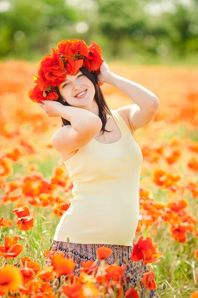 快乐孕妇在罂粟开花场户外活动 — 图库照片