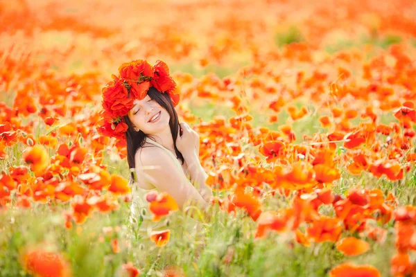 Pregnant happy woman in a flowering poppy field outdoors — Stock Photo, Image