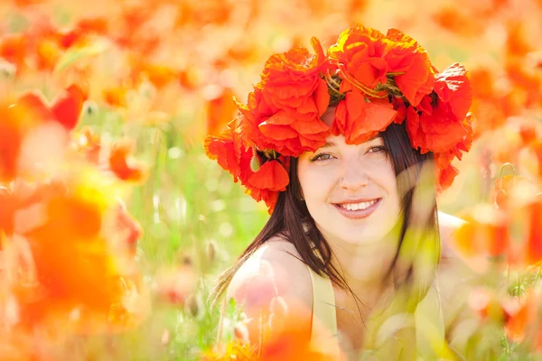 Terhes boldog nő, egy virágos pipacs mező szabadban — Stock Fotó