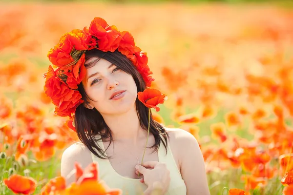 Вагітна щаслива жінка в квітковому маковому полі на відкритому повітрі — стокове фото