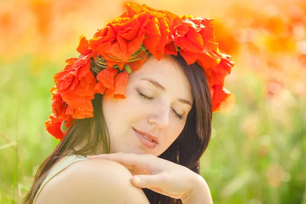 Enceinte femme heureuse dans un champ de pavot fleuri à l'extérieur — Photo