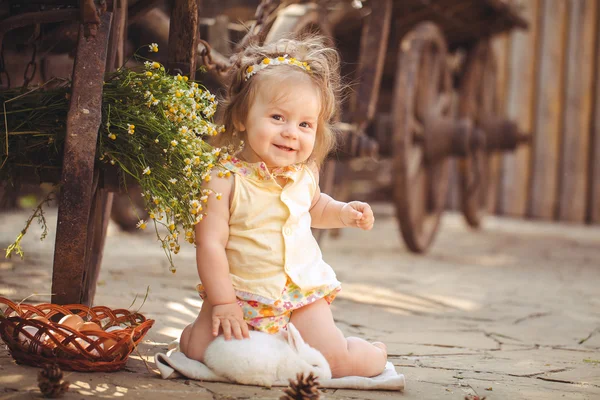 Kleines Mädchen, das im Dorf mit Kaninchen spielt. Draußen. Sommerporträt. — Stockfoto