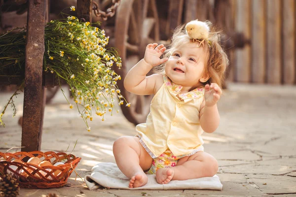 Klein meisje spelen met konijn in het dorp. buiten. zomer portret. — Stockfoto