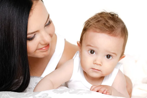 Portrait de mère jouant avec son bébé isolé sur fond blanc — Photo