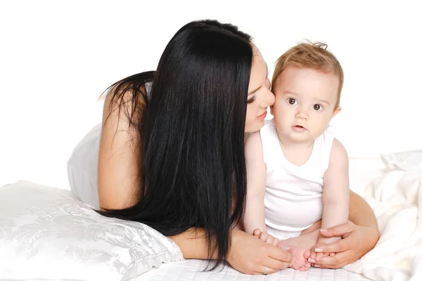 Retrato da mãe brincando com seu bebê isolado em fundo branco — Fotografia de Stock