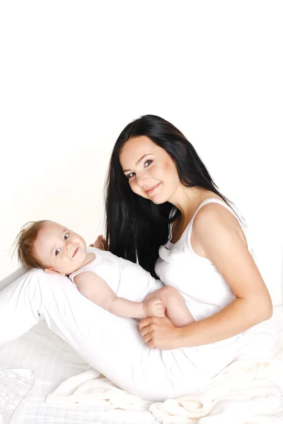 Retrato de la madre jugando con su bebé aislado sobre fondo blanco — Foto de Stock