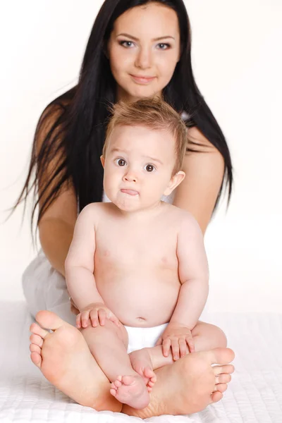 Retrato da mãe brincando com seu bebê isolado em fundo branco — Fotografia de Stock