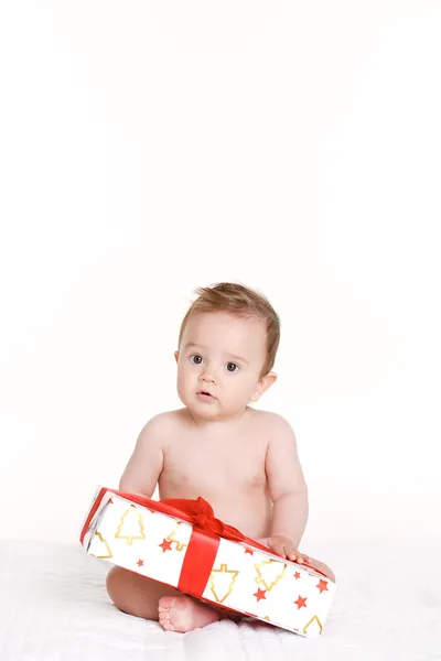 Madre con bebé aislado en blanco. Familia feliz con recién nacido . —  Fotos de Stock