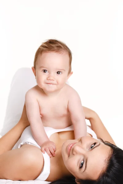 Mãe com bebê isolado em branco. Família feliz com recém-nascido . — Fotografia de Stock