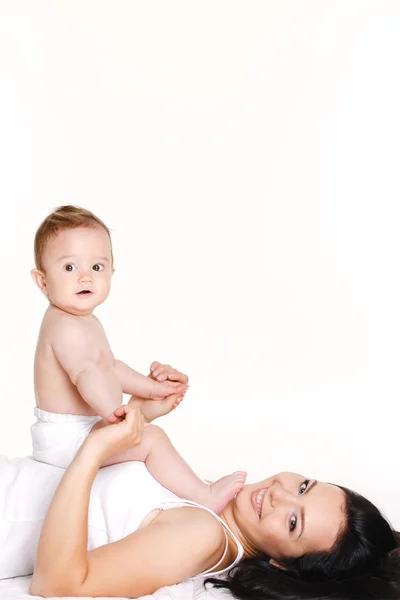 Mãe com bebê isolado em branco. Família feliz com recém-nascido . — Fotografia de Stock