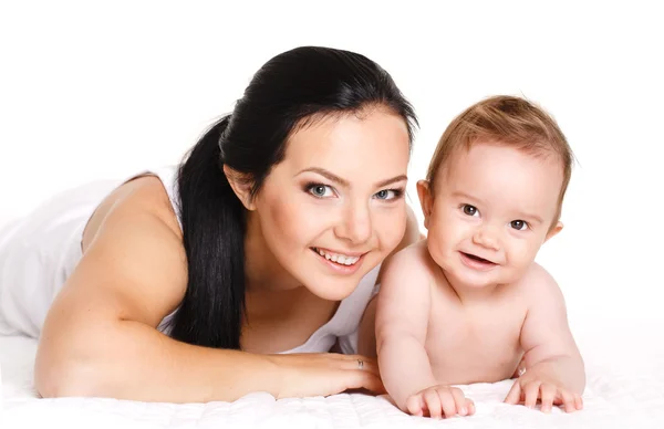 Madre con bebé aislado en blanco. Familia feliz con recién nacido . — Foto de Stock