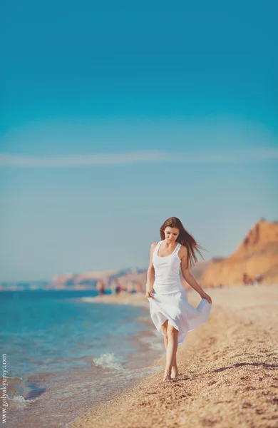 Retrato de uma bela jovem na praia na areia — Fotografia de Stock