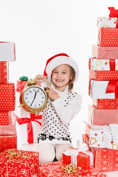 Retrato de Papai Noel meninas de Natal segurando presentes de Natal sorrindo feliz e animado. bonito bela santa crianças no vermelho fundo . — Fotografia de Stock