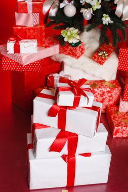 kırmızı bir süs, kırmızı hediye kutuları, kırmızı Noel topları ile Noel arka plan