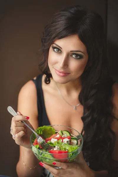 Jonge vrouw die kookt. Gezond eten - Plantaardige salade. Dieet. Dieetconcept. Een gezonde levensstijl. Thuis aan het koken. Bereid voedsel voor — Stockfoto