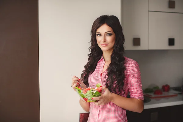 Jeune femme cuisinière. Aliments sains - Salade de légumes. Régime alimentaire. Concept de régime. Mode de vie sain. Cuisiner à la maison. Préparer les aliments — Photo