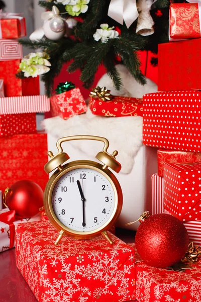 Kırmızı bir süs, kırmızı hediye kutuları, kırmızı Noel topları ile Noel arka plan — Stok fotoğraf