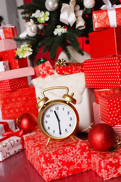 Sfondo di Natale con un ornamento rosso, scatole regalo rosse, palline di Natale rosse — Foto Stock