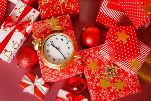 Kerstmis achtergrond met een rode ornament, rode geschenkdozen, rode kerstballen — Stockfoto