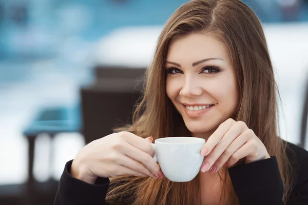 Retrato de bela mulher sorridente sentada em um café com laptop ao ar livre Imagem De Stock