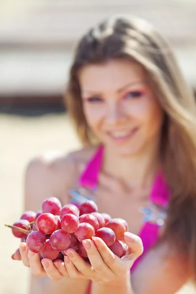 Portrait of beautiful woman with grapes in hands in summer outdoor — Stock Photo, Image