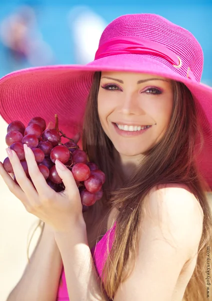 Portrait of beautiful woman with grapes in hands in summer outdoor — Stock Photo, Image