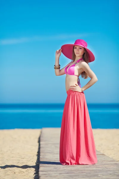 Mladá krásná žena na pláži u moře v létě — Stock fotografie