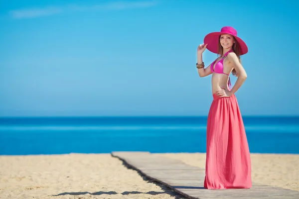 Młoda piękna kobieta na plaży, w pobliżu morza latem — Zdjęcie stockowe