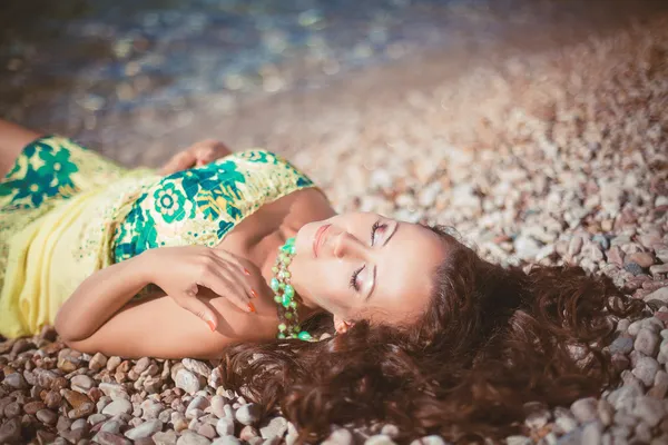 Ung kvinna med blött hår låg nära havet — Stockfoto