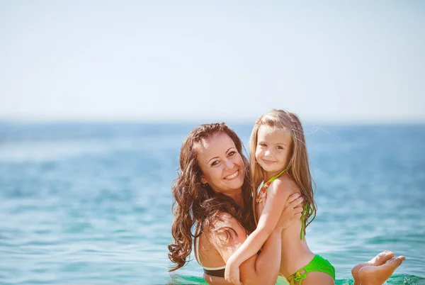 Felice famiglia che riposa in spiaggia in estate — Foto Stock