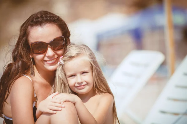 Glad familj vilar på stranden på sommaren — Stockfoto