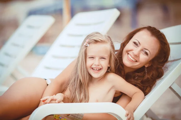 Glückliche Familie ruht sich im Sommer am Strand aus — Stockfoto